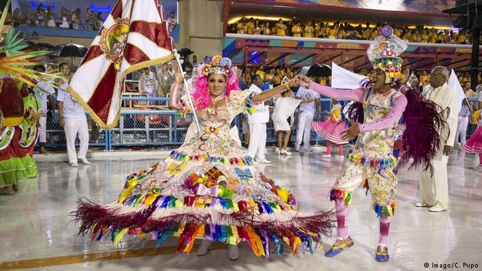 Rio'da sambacıların ünlü geçidi başladı galerisi resim 2