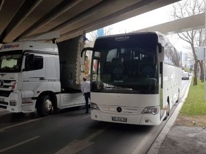 Otobüs ile TIR aynı anda üst geçide sıkıştı