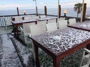 Girne'de ceviz kadar dolu yağdı. İşte görüntüler