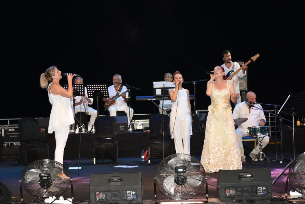 Candan Erçetin ve Kardeş Türküler konser verdi galerisi resim 9