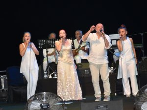 Candan Erçetin ve Kardeş Türküler konser verdi