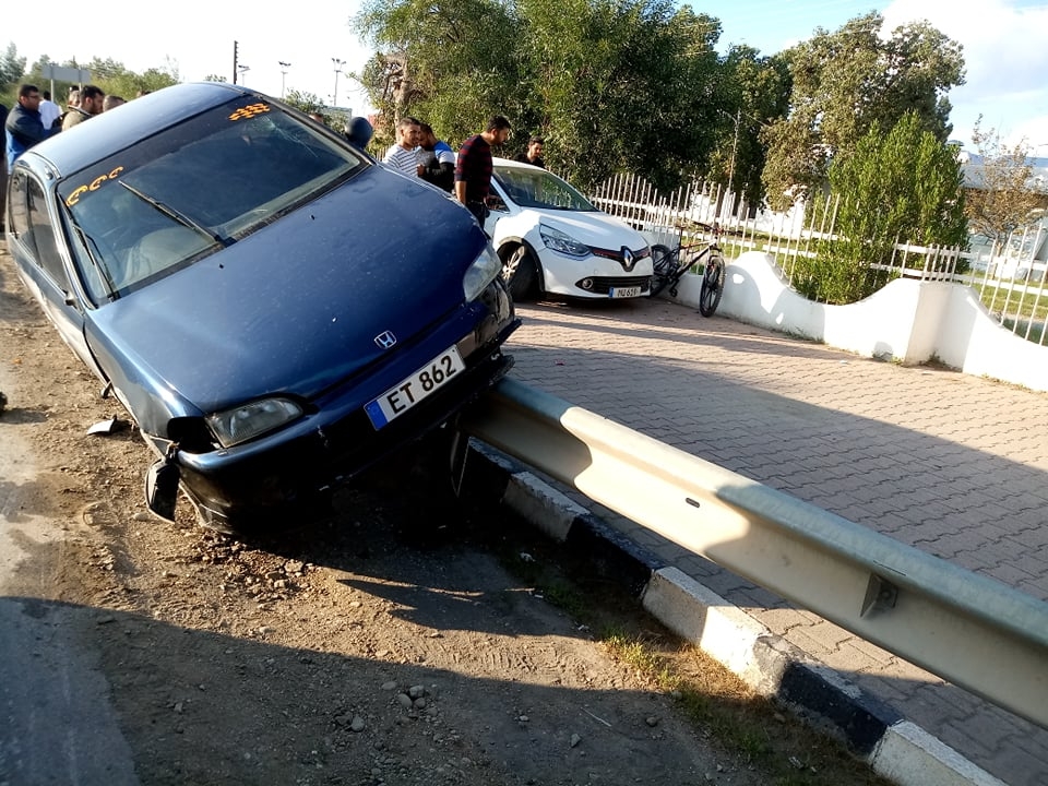 Lefkoşa'da Yakın Doğu Bulvarı'nda trafik kazası meydana geldi galerisi resim 4