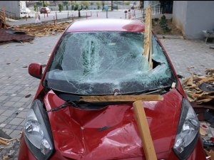 Hatay'da kopan çatı otomobillerin üzerine düştü