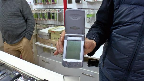 25 yılda 850 cep telefonu biriktirdi galerisi resim 3