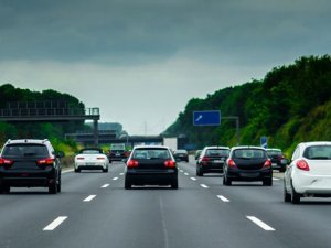 Almanya'da otobanda benzininizin bitmesi yasak