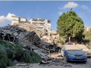 Yıkılan binalar,kurtarma çalışmaları...İzmir'den görüntüler