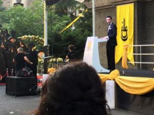 İstanbul Erkek Lisesi'nde protesto... Müdüre sırtlarını döndüler