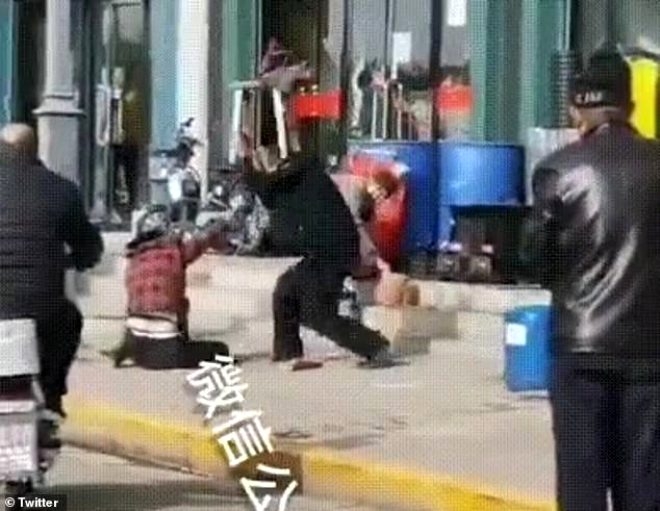 Sebebi incir çekirdeğini doldurmaz! Vicdansız adam cadde ortasında karıs galerisi resim 5