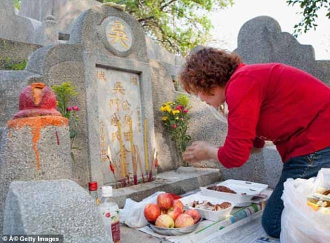 Böylesi ne görüldü ne duyuldu! Ölen kızlarının cansız bedenini mezardan  galerisi resim 2