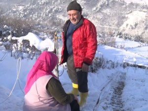 Hasta eşi yürümekte zorlanınca iki dağın arasına 70 metrelik teleferik i