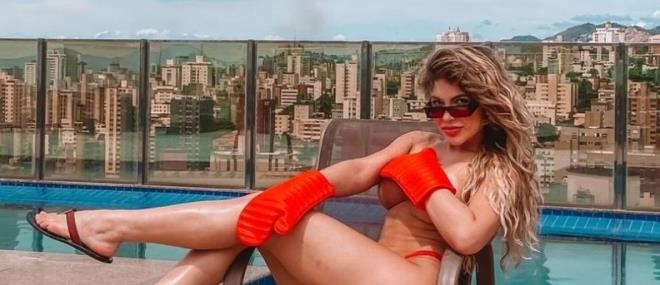 Playboy model, senatörün meşhur oturuşunu çıplak poz vererek taklit etti galerisi resim 8