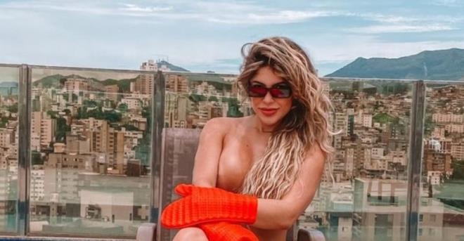 Playboy model, senatörün meşhur oturuşunu çıplak poz vererek taklit etti galerisi resim 9