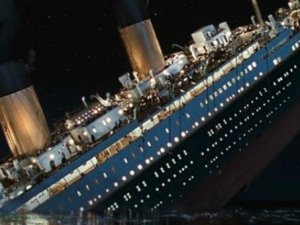 1912 yılında okyanusun karanlık sularına gömülen Titanic batarken bakın 