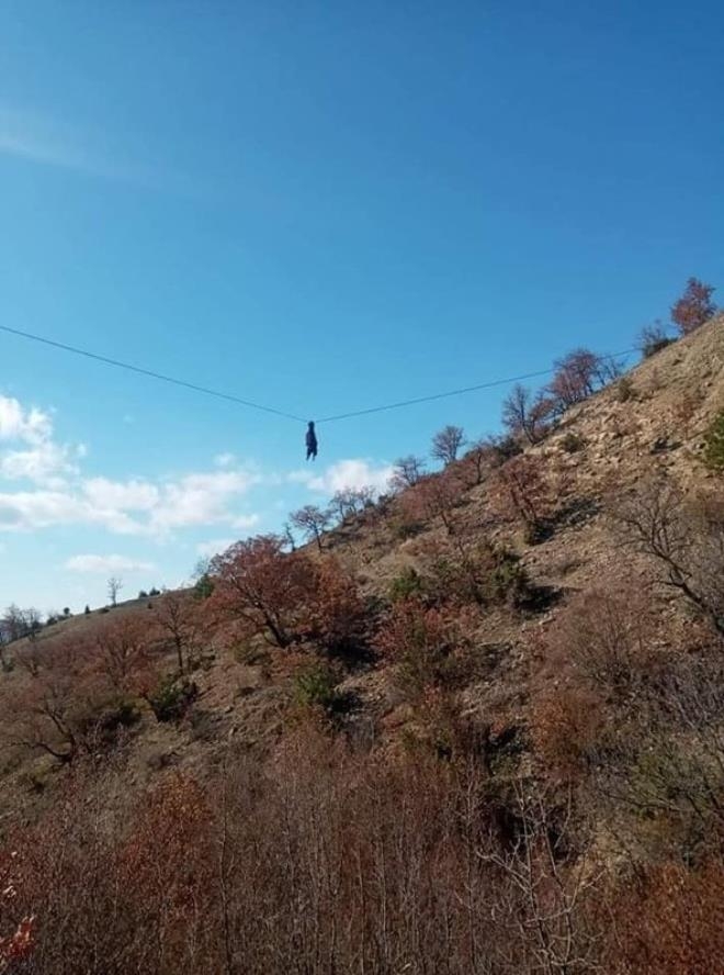 Boynuzu tellere takılan keçi gökyüzünde böyle süzüldü galerisi resim 3