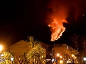 Fotoğraflarla: Etna Yanardağı’ndaki patlamalar Sicilya gecelerini aydınl