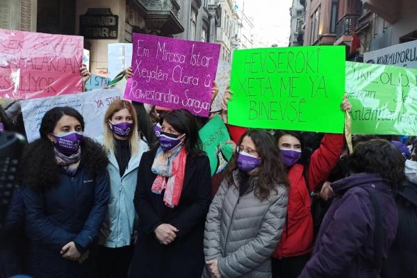 Kadınlar yürüyor...''Ben yaşadıkça sen çıldır'' galerisi resim 14