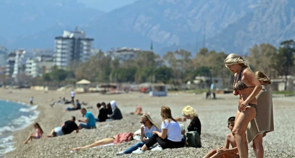 Antalya'da Turistlerin kısıtlamasız deniz keyfi galerisi resim 3