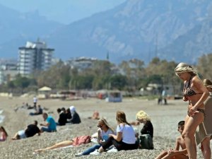 Antalya'da Turistlerin kısıtlamasız deniz keyfi