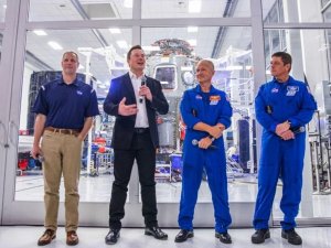 NASA, Ay'a gidecek insanlı kapsülün inşası için Elon Musk'ı se