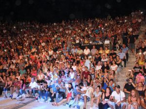 Koray Avcı ve hayranlari Salamis  Antik Tiyatro’yu salladı