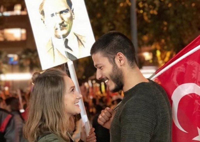 Ayrılıklarıyla Gündeme Damga Vuran Ünlü Çiftler galerisi resim 18