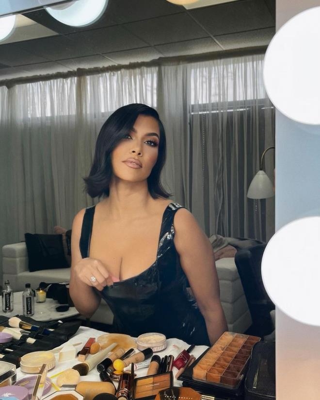 Kourtney Kardashian, sevgilisinin cinsel organına benzeyen bir kolye yap galerisi resim 10