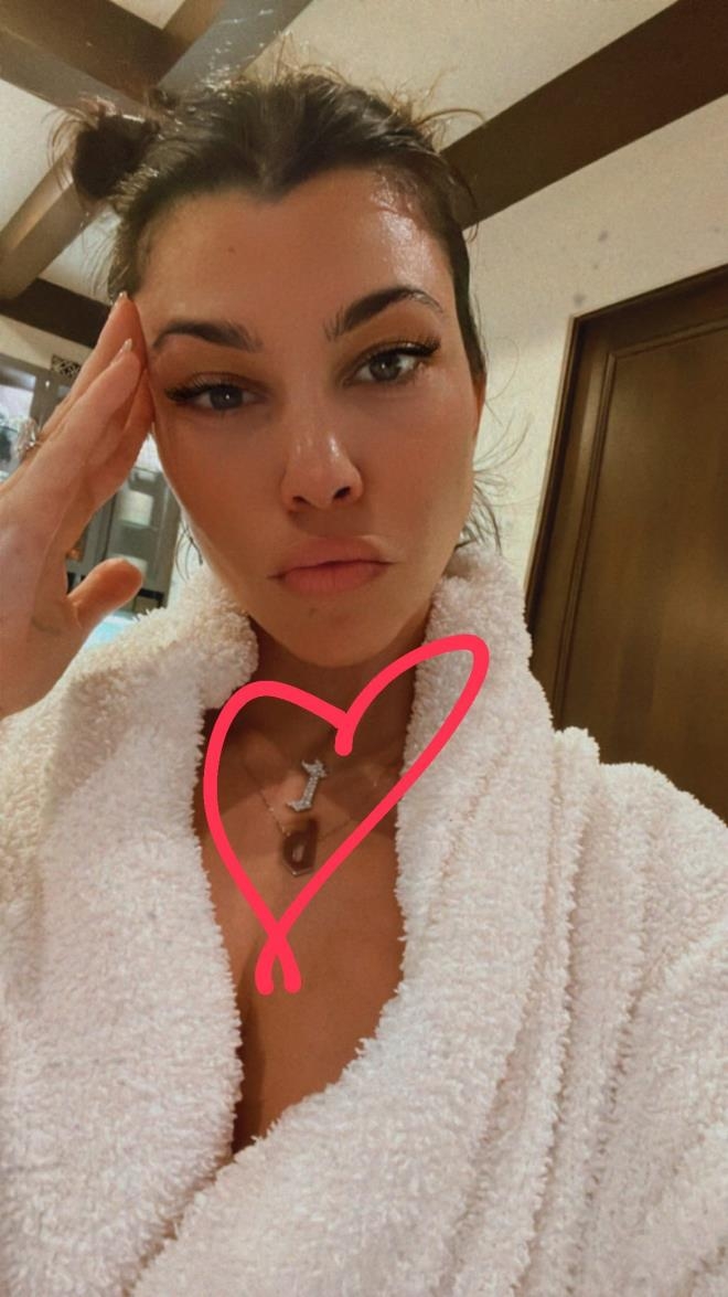 Kourtney Kardashian, sevgilisinin cinsel organına benzeyen bir kolye yap galerisi resim 3