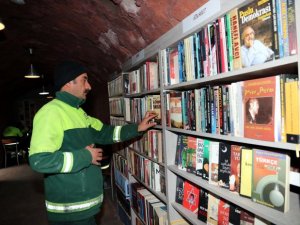 Temizlik işçilerinin kütüphanesinde 25 bin kitap oldu