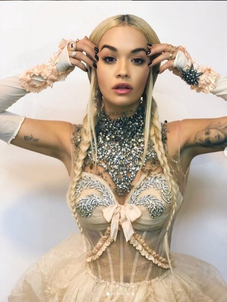 İngiliz şarkıcı Rita Ora sosyal medyayı salladı galerisi resim 14