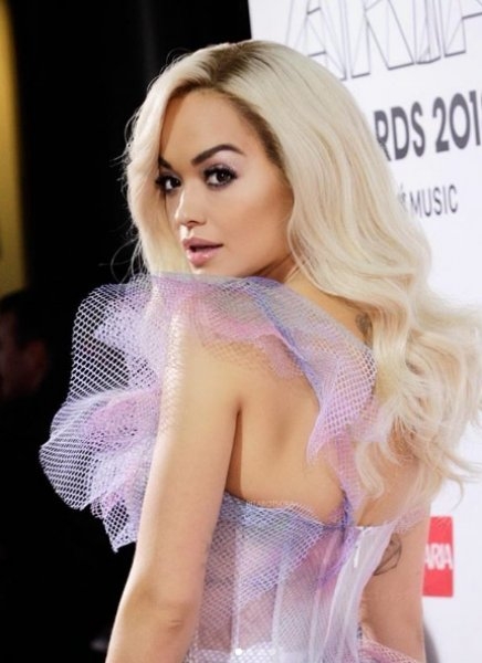 İngiliz şarkıcı Rita Ora sosyal medyayı salladı galerisi resim 9