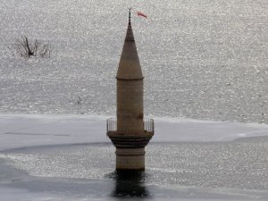 Baraj suyu çekildi, köy ortaya çıktı