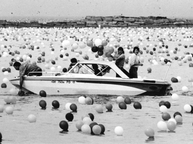 Göğe salınan bir buçuk milyon balon, yaşamı altüst etti ! galerisi resim 8