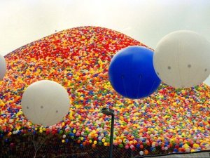 Göğe salınan bir buçuk milyon balon, yaşamı altüst etti !