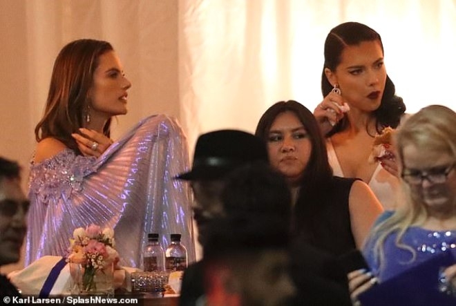 Adriana Lima'nın dekoltesi olay oldu galerisi resim 5