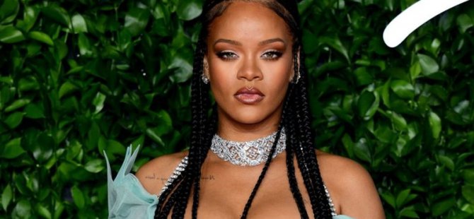 Rihanna, iç giyim defilesinde kullandığı hadis için Müslümanlardan özür diledi