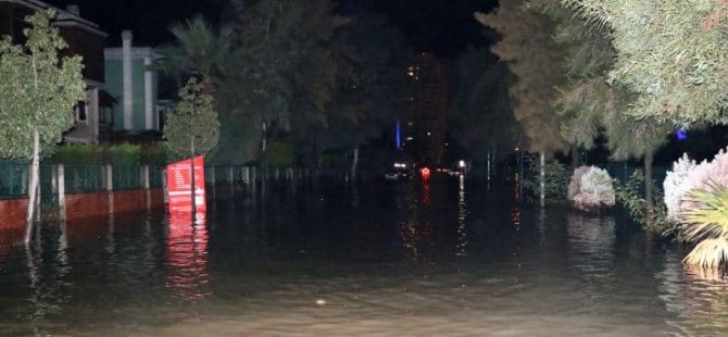 İzmir’de deniz taştı, yollar göle döndü: İki kişi hayatını kaybetti