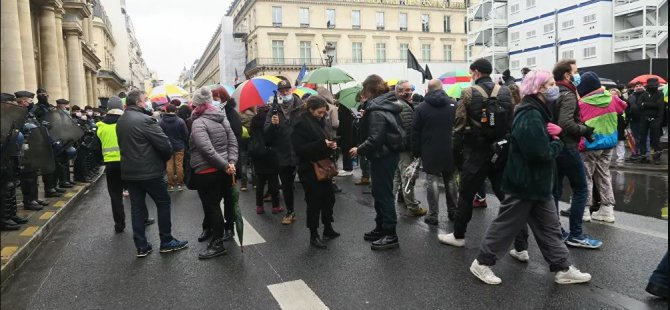 Fransa’da protesto için toplanan sığınmacılara, Sarı Yelekler'den destek