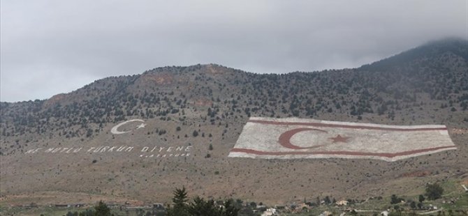 Dağdaki KKTC bayrağını boyama çalışmaları devam ediyor
