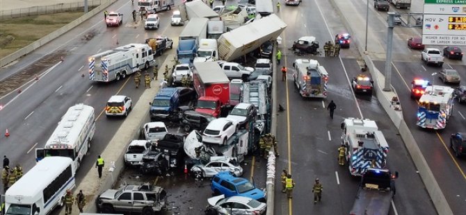 ABD'nin Teksas Eyaletinde Buzlanan Yolda 133 Araç Birbirine Girdi, 6 Kişi Öldü