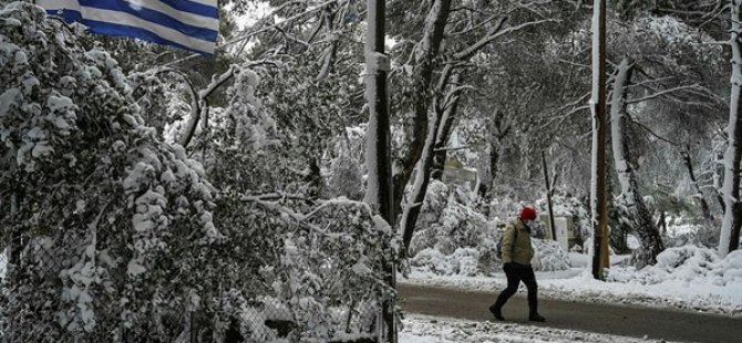 Yunanistan'da Yoğun Kar Yağışı 2 Can Aldı