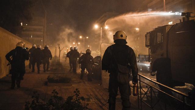 Yunanistan'ın başkenti Atina'da, polis şiddetini protesto eden göstericiler ile emniyet güçleri arasında çatışma çıktı.