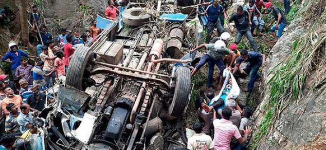 Sri Lanka'da yolcu otobüsü uçuruma yuvarlandı:14 ölü