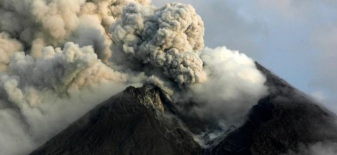 Merapi Yanardağı’nda patlama: Turuncu alarm verildi