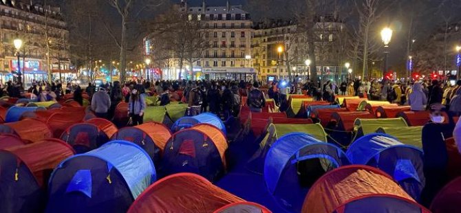 Sığınmacılar Paris’te kamp kurarak hükümete tepki gösterdi