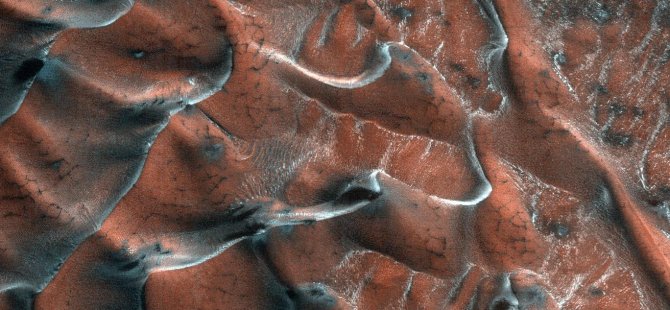 NASA, Mars'taki buzlu kum tepelerinin fotoğrafını yayımladı