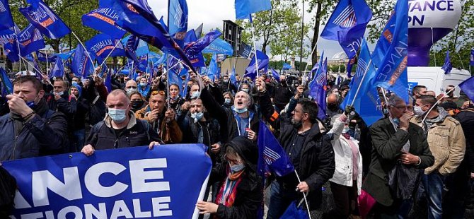 Fransız polisler, Meclis binası önünde hükümeti protesto etti, İçişleri Bakanı'nı yuhaladı