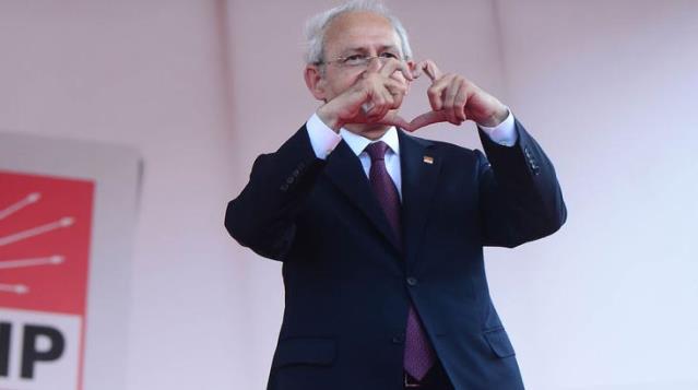 Rekor kıran canlı yayının yorumlarını okuyan Kılıçdaroğlu mest oldu: Çayımın lezzeti bile bir başka