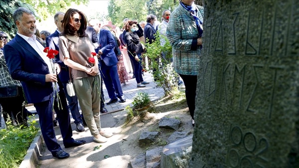 Hikmet, ölümünün 58. yılında Rusya’nın başkenti Moskova’daki mezarı başında anıldı