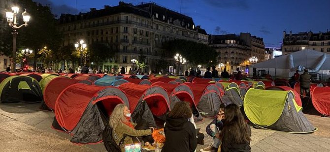 Paris'te düzensiz göçmenler 'acil barınma' talebiyle belediye binası önünde kamp kurdu