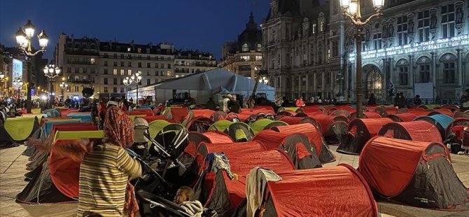 Paris Belediyesi önünde çadır kuran evsiz göçmenler tahliye edildi